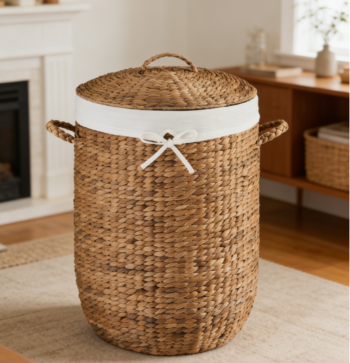 Round woven laundry basket with lid, lined and with concealed handle, suitable for household clothing storage